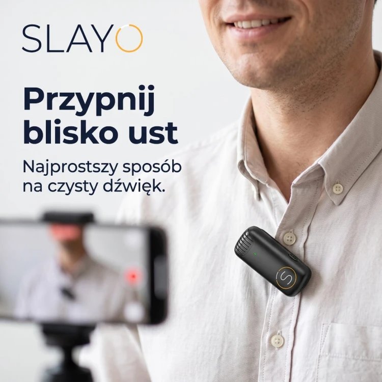 Mikrofon Slayo Mike S11 przypięty do koszuli blisko ust, telefon nagrywa w tle