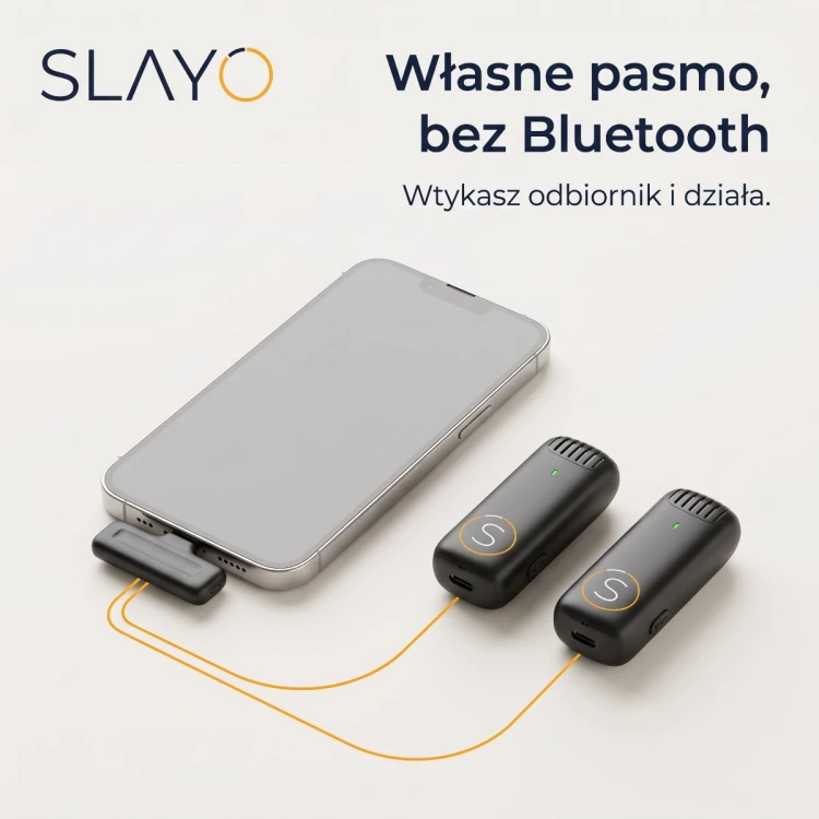 Odbiornik Slayo Mike S13 wpięty w telefon i dwa mikrofony obok
