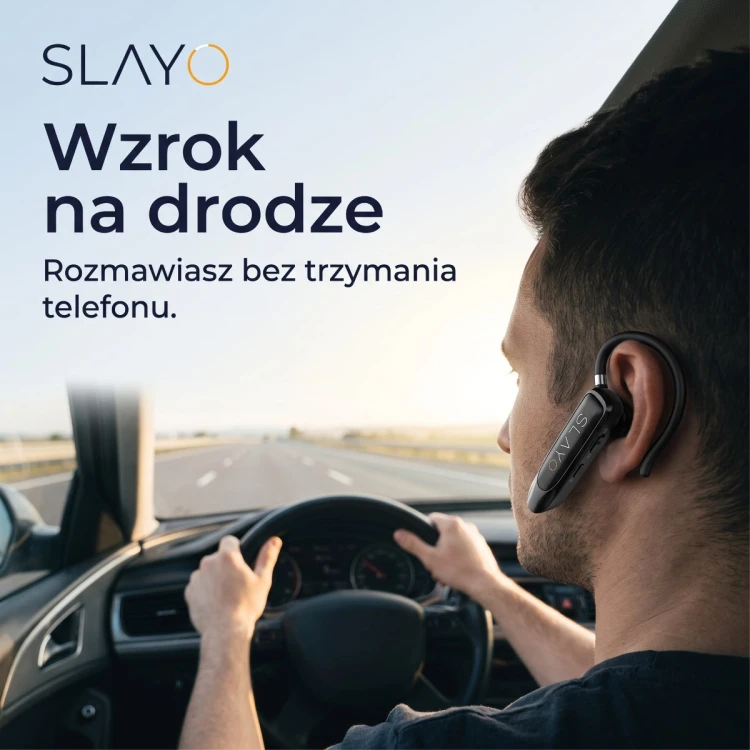 Kierowca ze słuchawką Slayo EarWave 600 Ultra trzyma obie ręce na kierownicy i patrzy na drogę