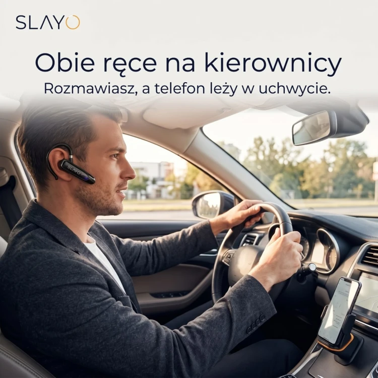 Kierowca ze słuchawką Slayo EarWave 600 Ultra, telefon w uchwycie, obie ręce na kierownicy