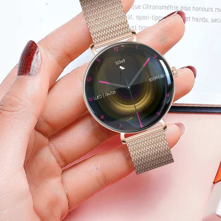 Smartwatch Slayo Grace SM43, zegarek trzymany w dłoni