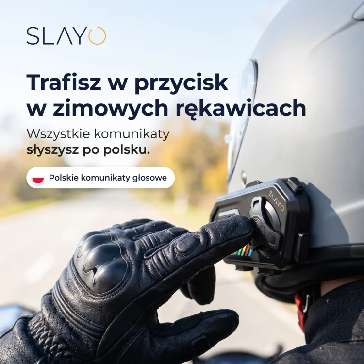 Dłoń w zimowej rękawicy obsługuje przycisk interkomu Slayo MotoMesh S800 z polskimi komunikatami