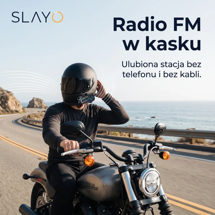 Motocyklista słucha radia FM przez interkom Slayo MotoMesh S600