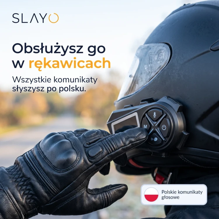 Dłoń w rękawicy obsługuje przycisk interkomu Slayo MotoMesh S600 z polskimi komunikatami